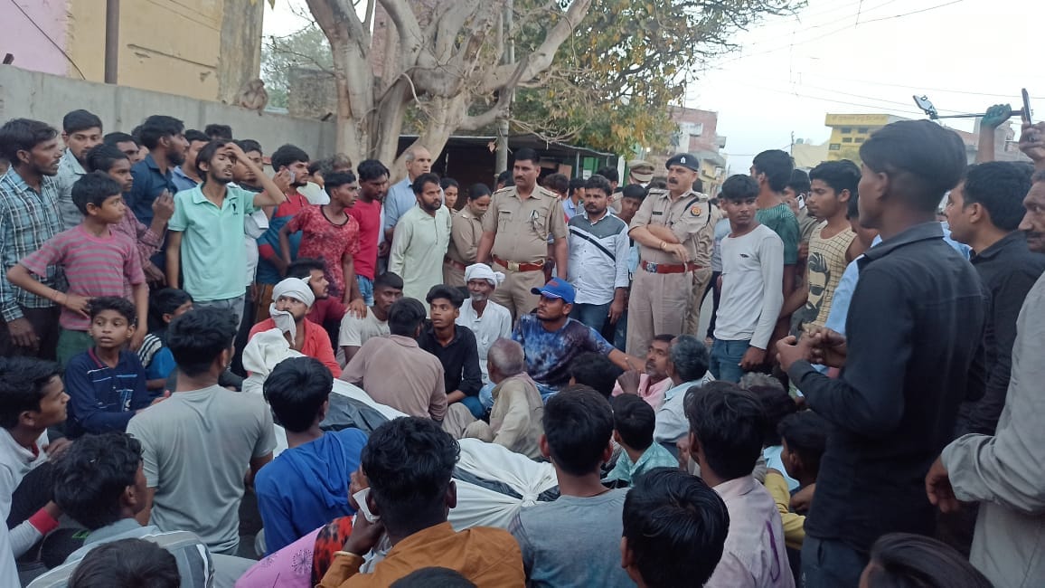 Jammed by placing the dead body of a Dalit youth in front of the police station