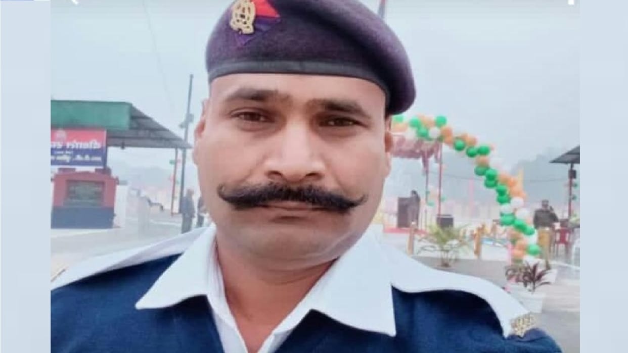 Truck trampled head constable of traffic police riding bike