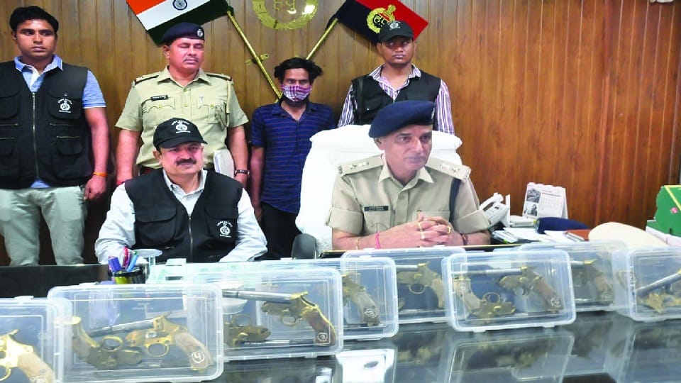 gurugram cyber city police arrested a man who came to sell illegal weapons 25 pistol recovered