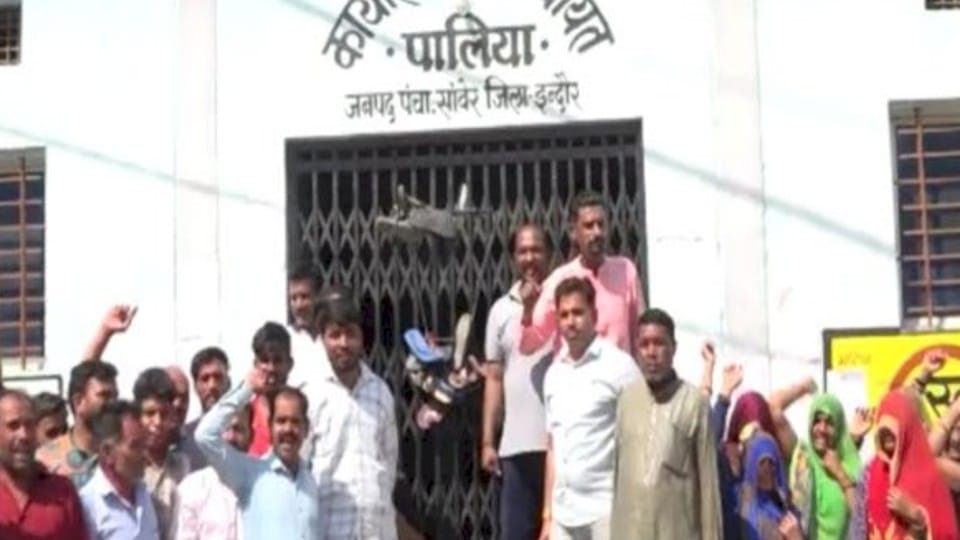 Madhya Pradesh: Villagers demonstrated in the minister's assembly, troubled by the mess, a garland of shoes hung on the sarpanch's office