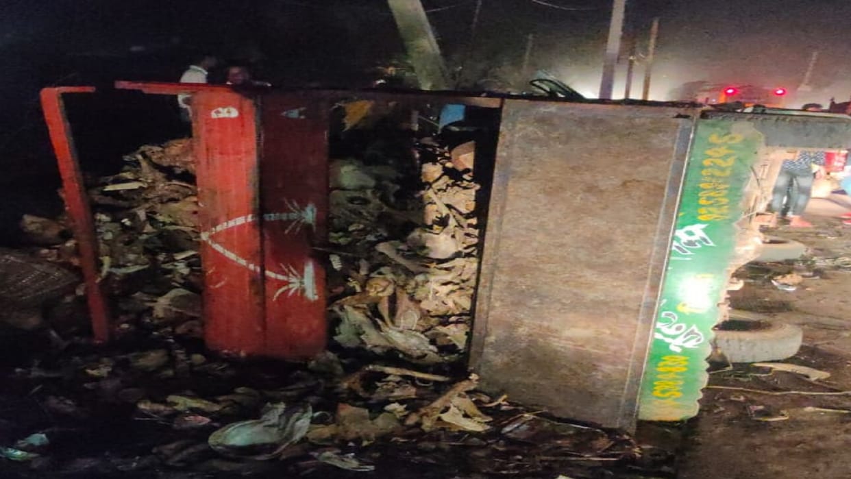 Villagers caught a truck full of bones after smelling grabbed driver and beat him two ran away