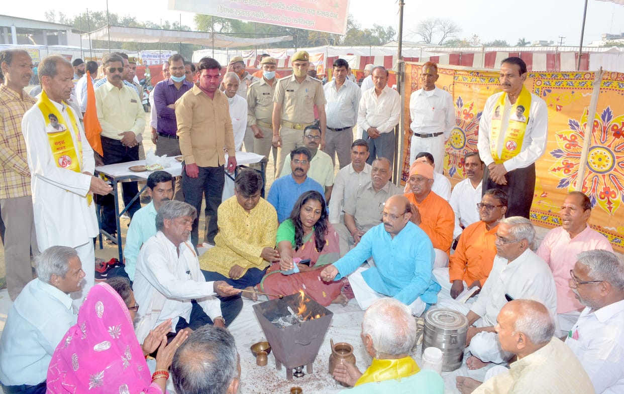 Aligarh: Colors of Ganga Jamuni Tehzeeb seen in Holi Milan