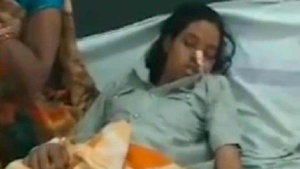 Gwalior: Sister asked for gifts on Bhai Dooj, brother stabbed her with a knife, girl admitted to hospital in critical condition