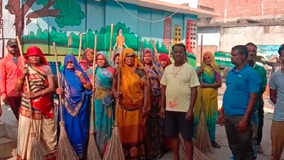 Chhatarpur: Sanitation worker assaulted, sanitation workers on strike demanding arrest of accused