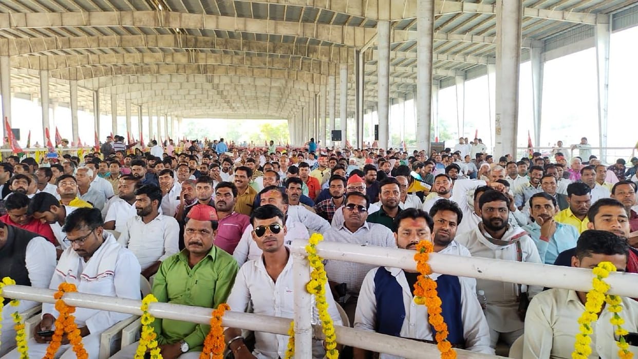 Akhilesh met booth workers after winning from Karhal
