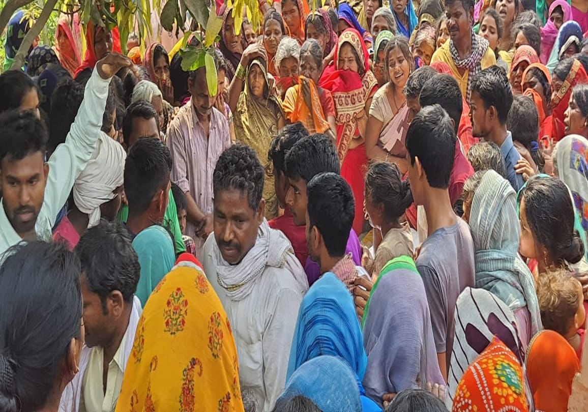 youth from jaunpur shot dead in kolkata on day of holi family members crying after deadbody arrived in village