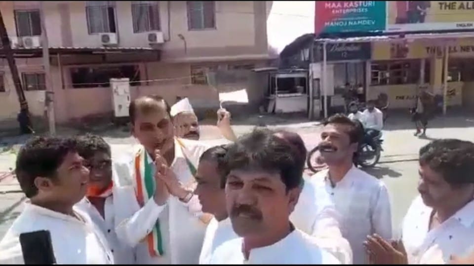 Indore: Joke or taunt..? Congress leaders welcomed the BJP spokesperson, wearing the party's scarf around the neck, raised slogans of Zindabad