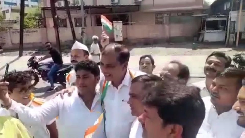Indore: Joke or taunt..? Congress leaders welcomed the BJP spokesperson, wearing the party's scarf around the neck, raised slogans of Zindabad