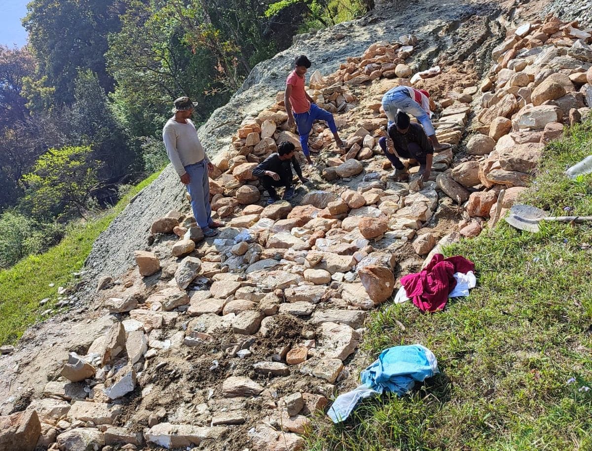 The youth of Barad village made the road to the village