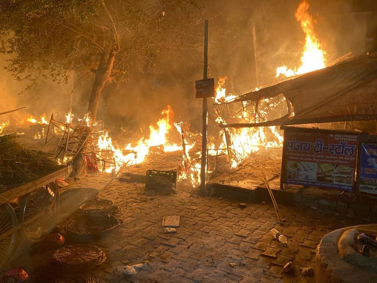 Aligarh: Half a dozen kiosks burnt in Swarna Jayanti Nagar, chaos