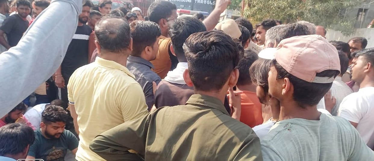 Jam kept in front of the police station for half an hour
