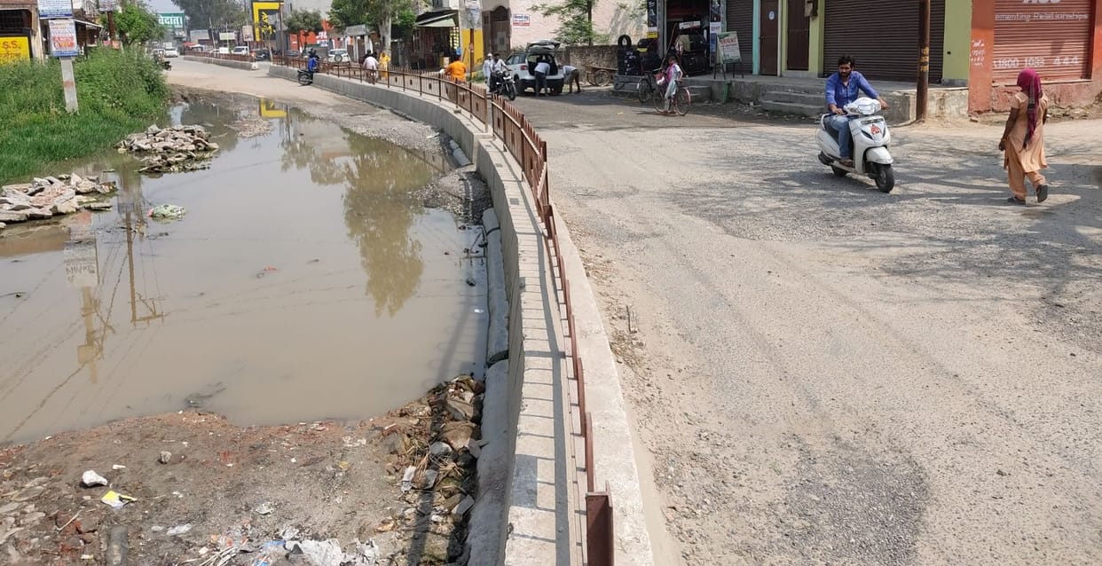 One lane of Parikrama Marg closed, traffic became difficult
