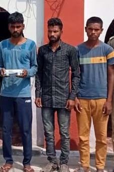 mobail phon loot ke teen aaropit giraphtaar