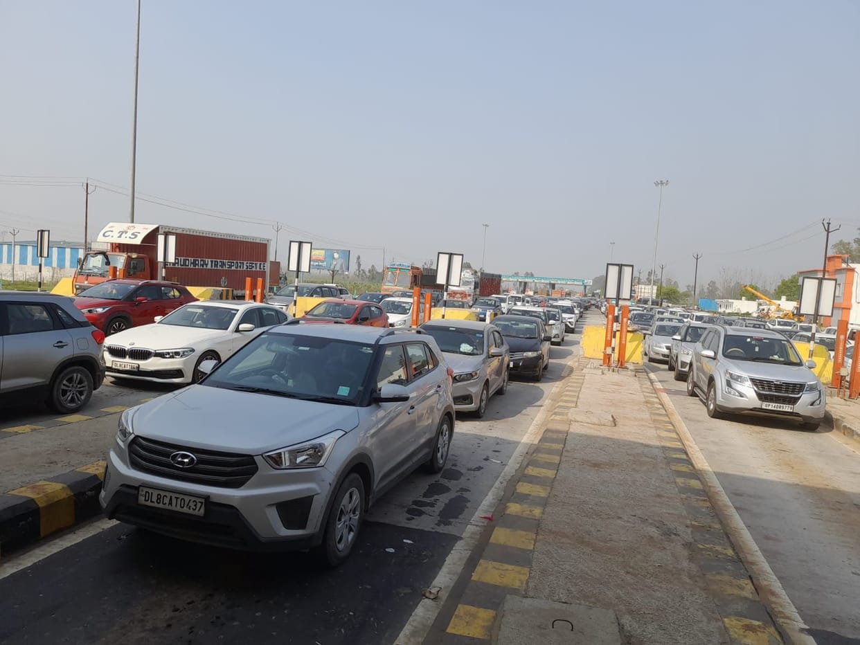 Traffic jam on Delhi-Dehradun highway, vehicles stuck on toll