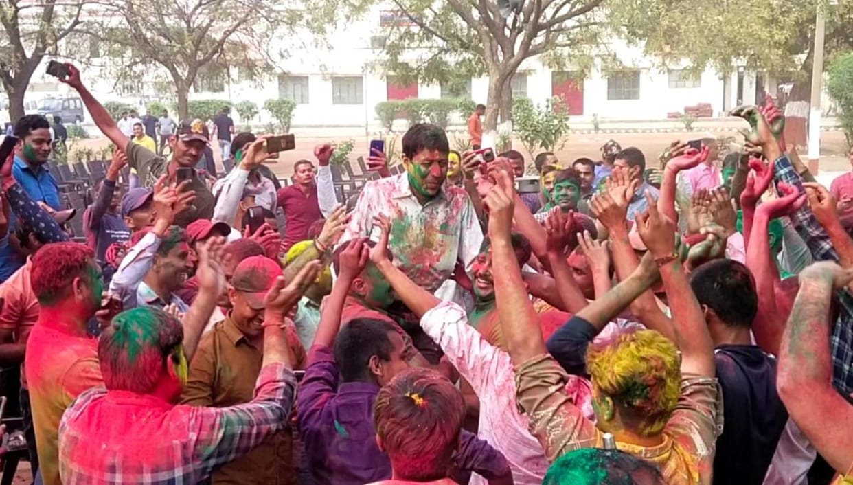Officers and jawans played Holi in the police line