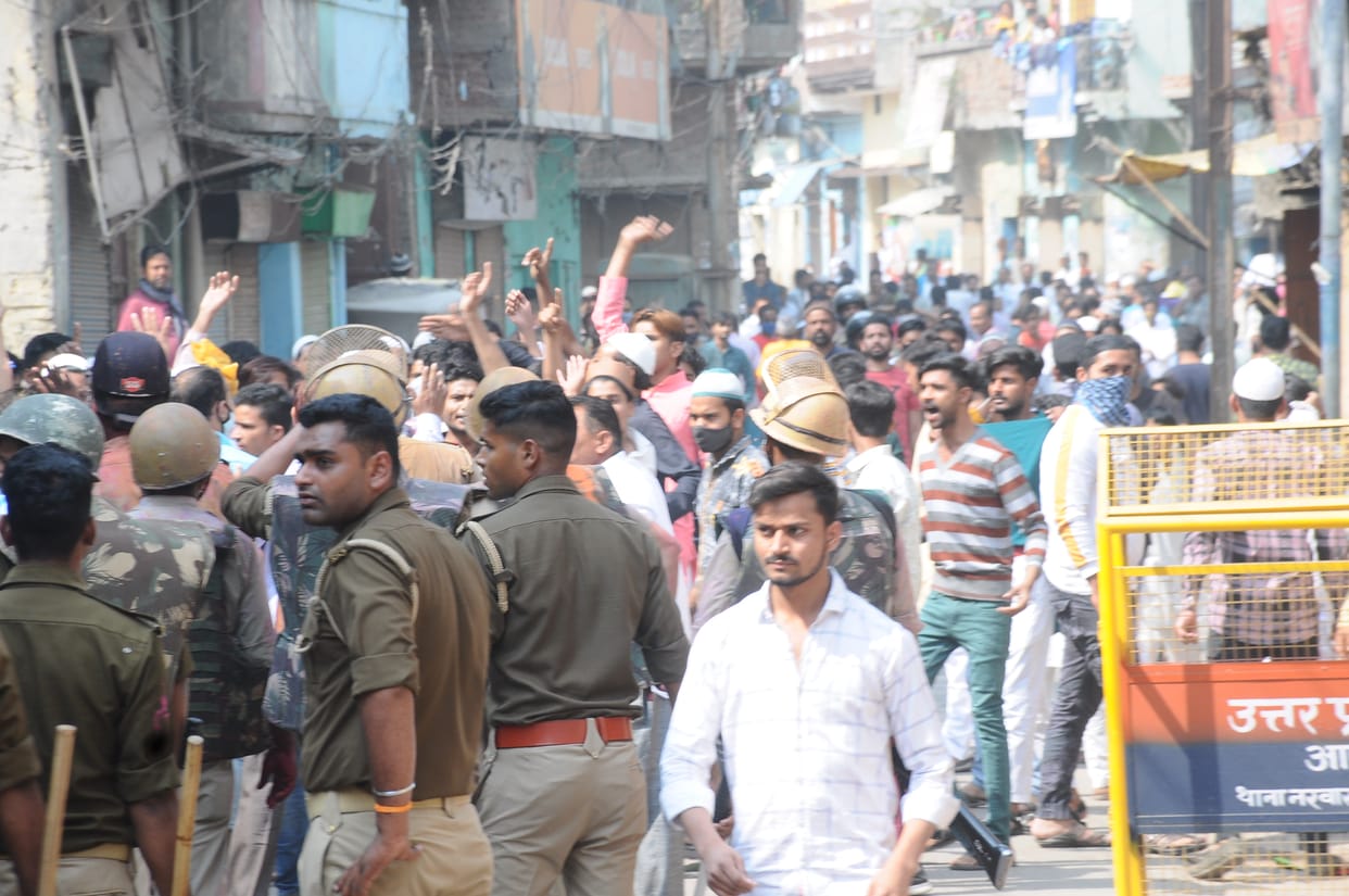 Stone pelting took place between two classes for pouring colors during Holi procession