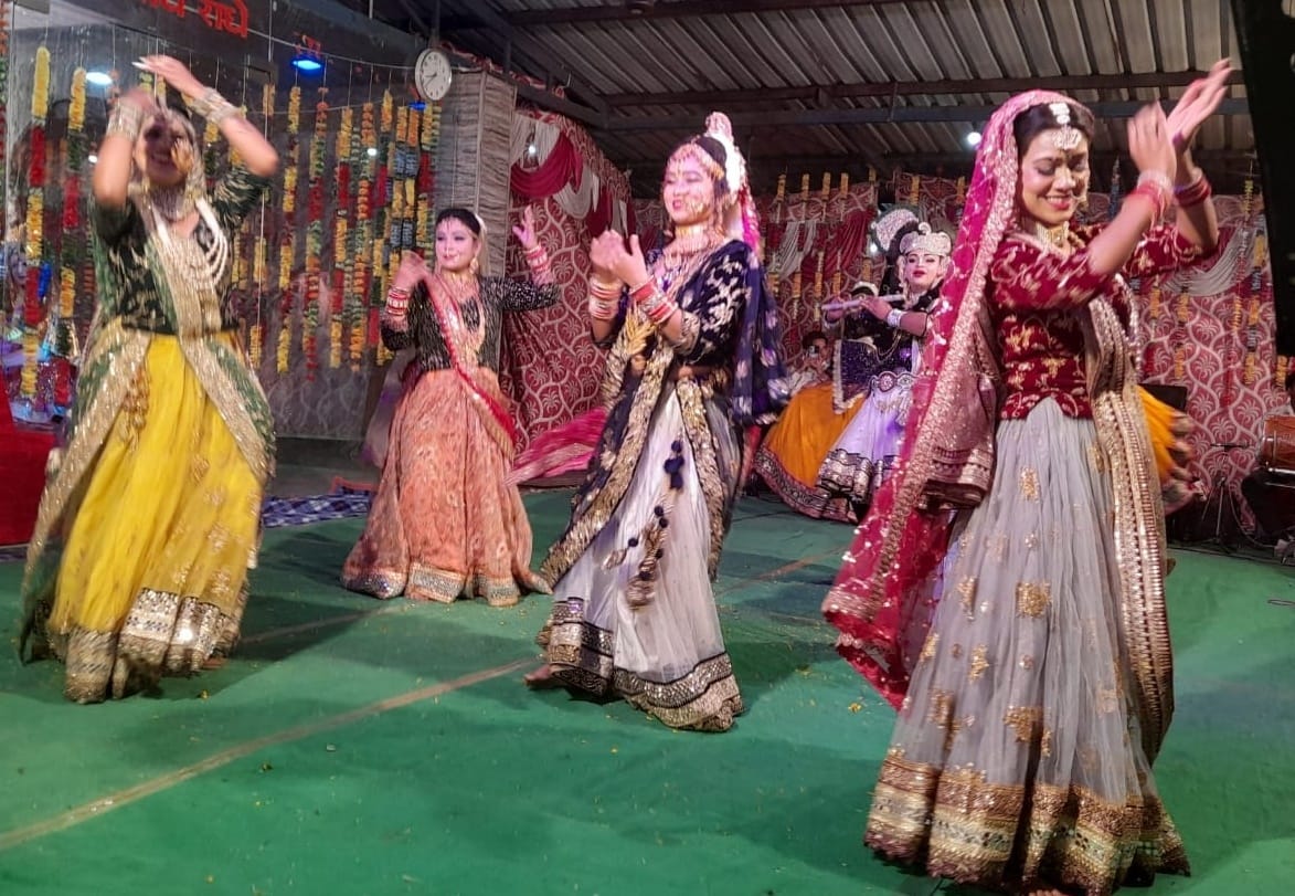 Devotees dance on the hymns of Radha-Krishna, Kurukshetra