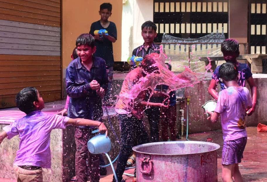 Colors rained a lot, Belha was immersed in fun on Holi