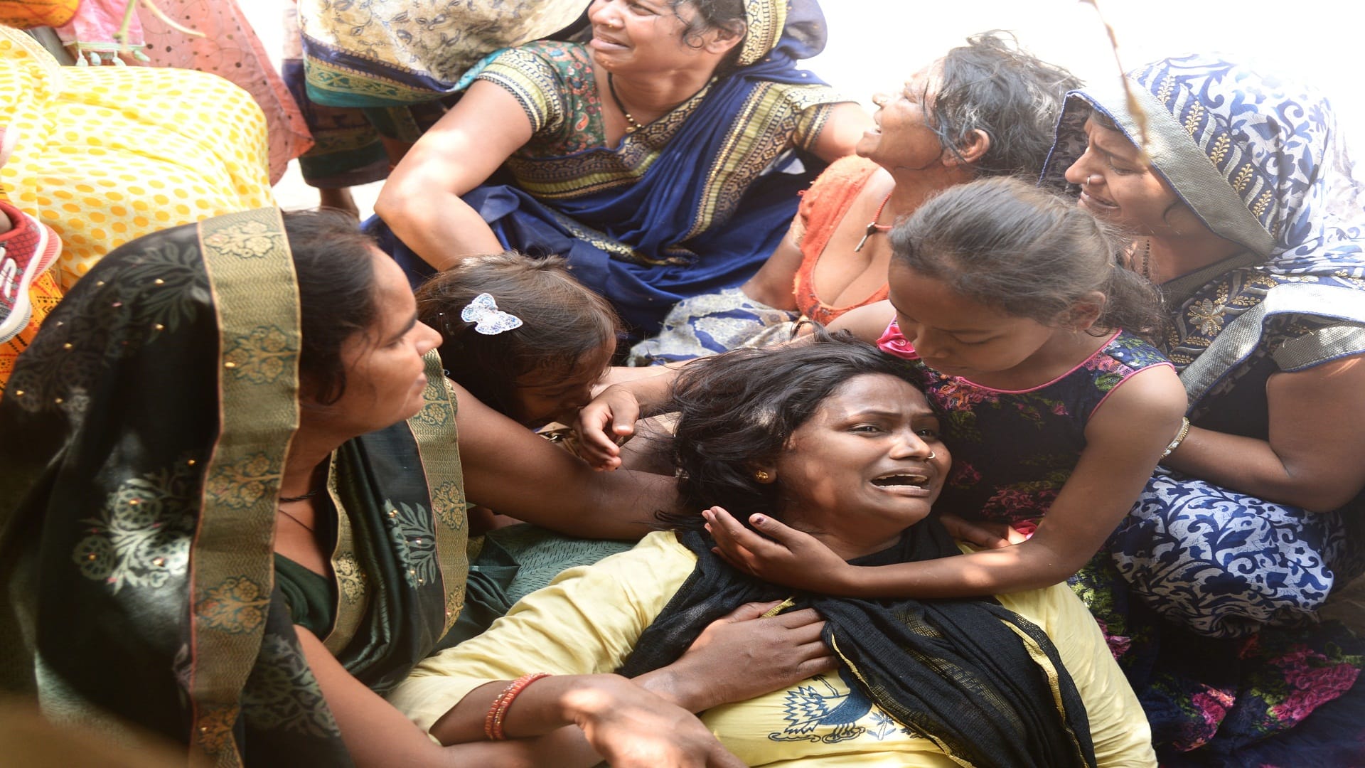 Incident in Prayagraj: Medical college employee strangulated to death, blood-soaked body found
