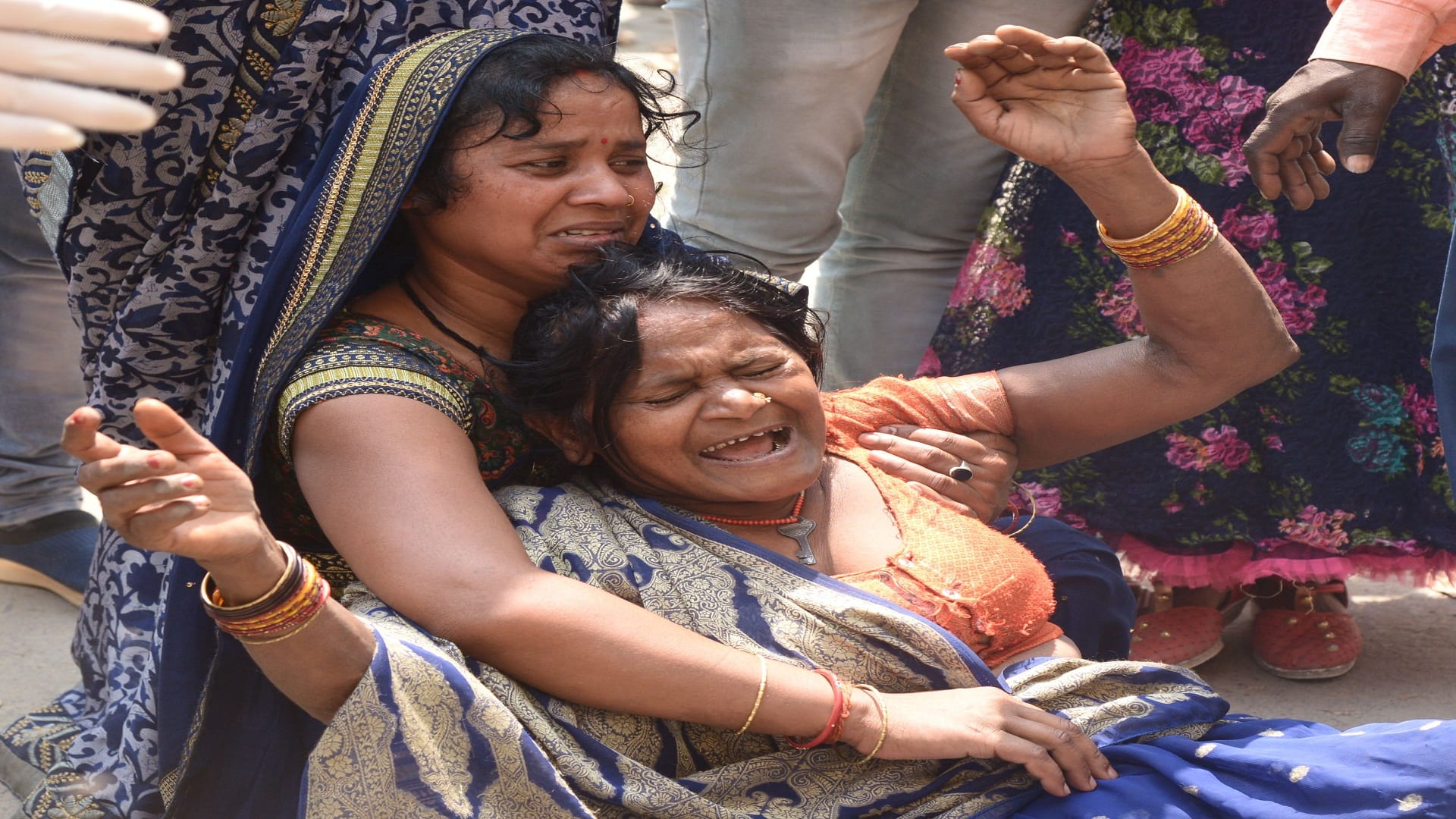 Incident in Prayagraj: Medical college employee strangulated to death, blood-soaked body found