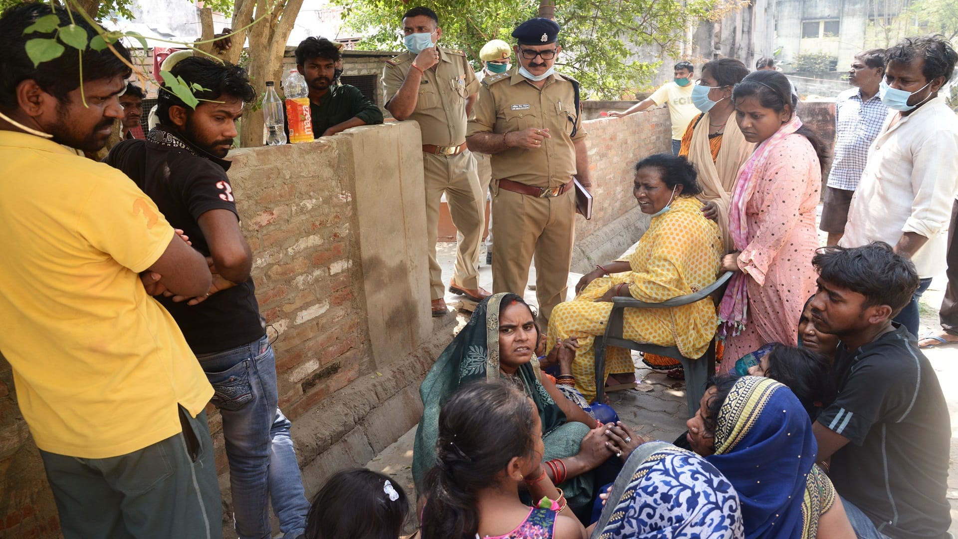 Incident in Prayagraj: Medical college employee strangulated to death, blood-soaked body found