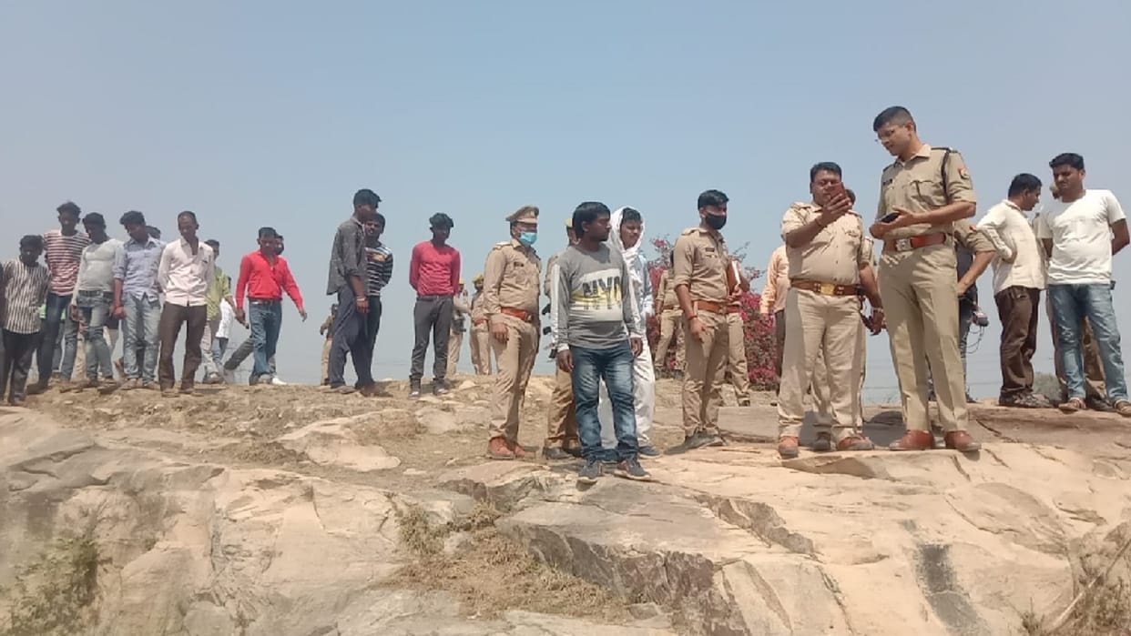 Murder of a young man by hitting him with brick and stone, police engaged in identification of dead body