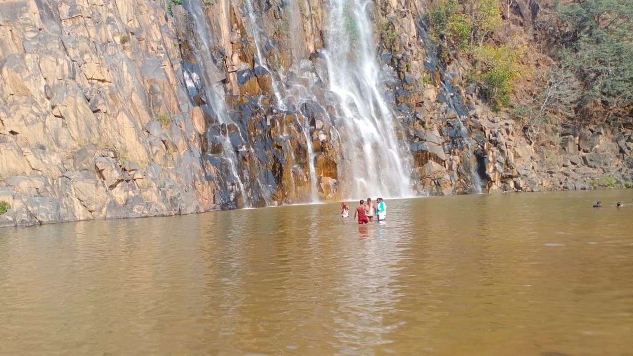 Shahdol: Three youths who went for picnic died due to drowning in Ramddha Falls
