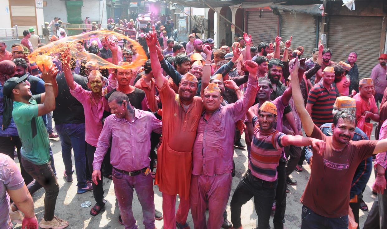 A lot of colors went on on Holi, everyone was filled with glee