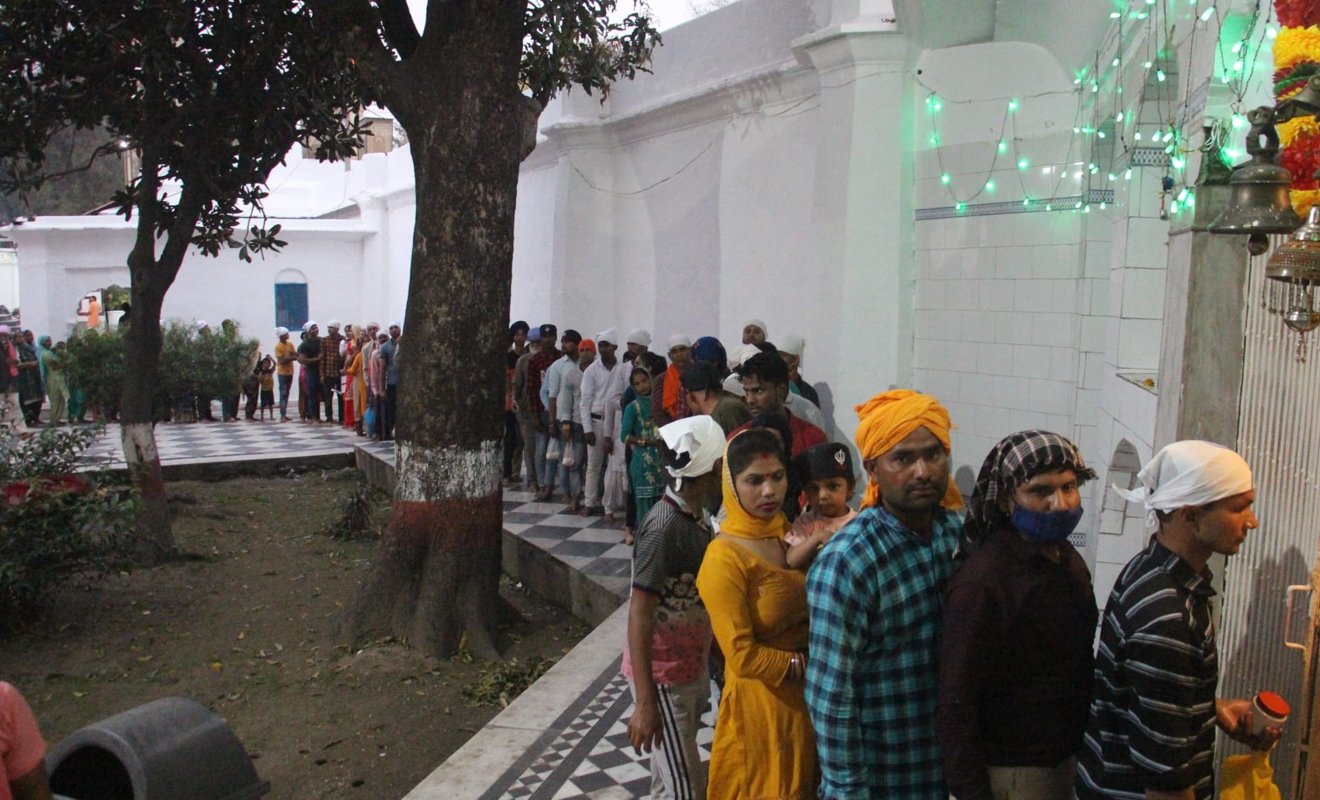 Historical fair: Sangat reached Sri Darbar Sahib Dehradun Uttarakhand by lifting 90 feet high flag on shoulders, See Photos