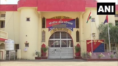 Bhopal News: भोपाल सेंट्रल जेल में आतंकी भूख हड़ताल पर बैठे, सामूहिक नमाज, लाइब्रेरी, घड़ी की कर रहे मांग Bhopal News: Terrorists sitting on hunger strike in Bhopal Central Jail, demanding collective namaz, library,