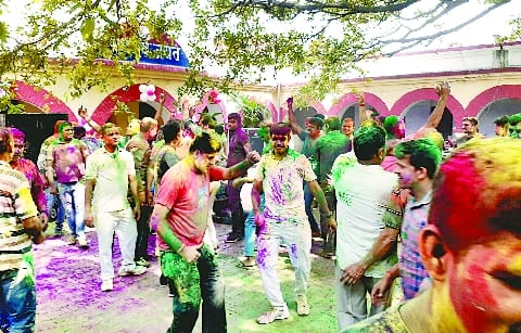 Policemen played Holi fiercely on the third day of Dhulandi