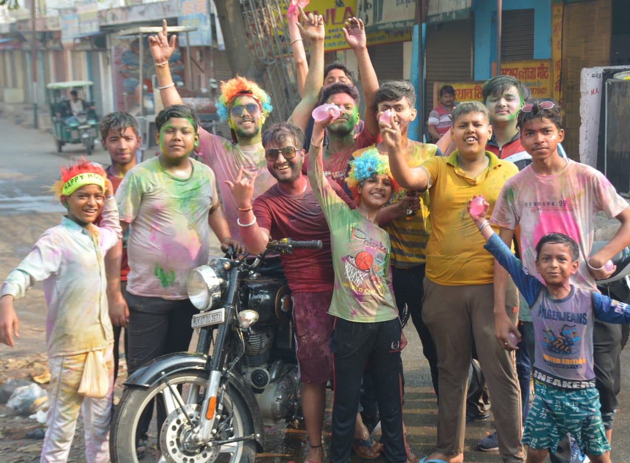 The district is immersed in gaiety, on the day of Dulhandi, there was a lot of color-gulal