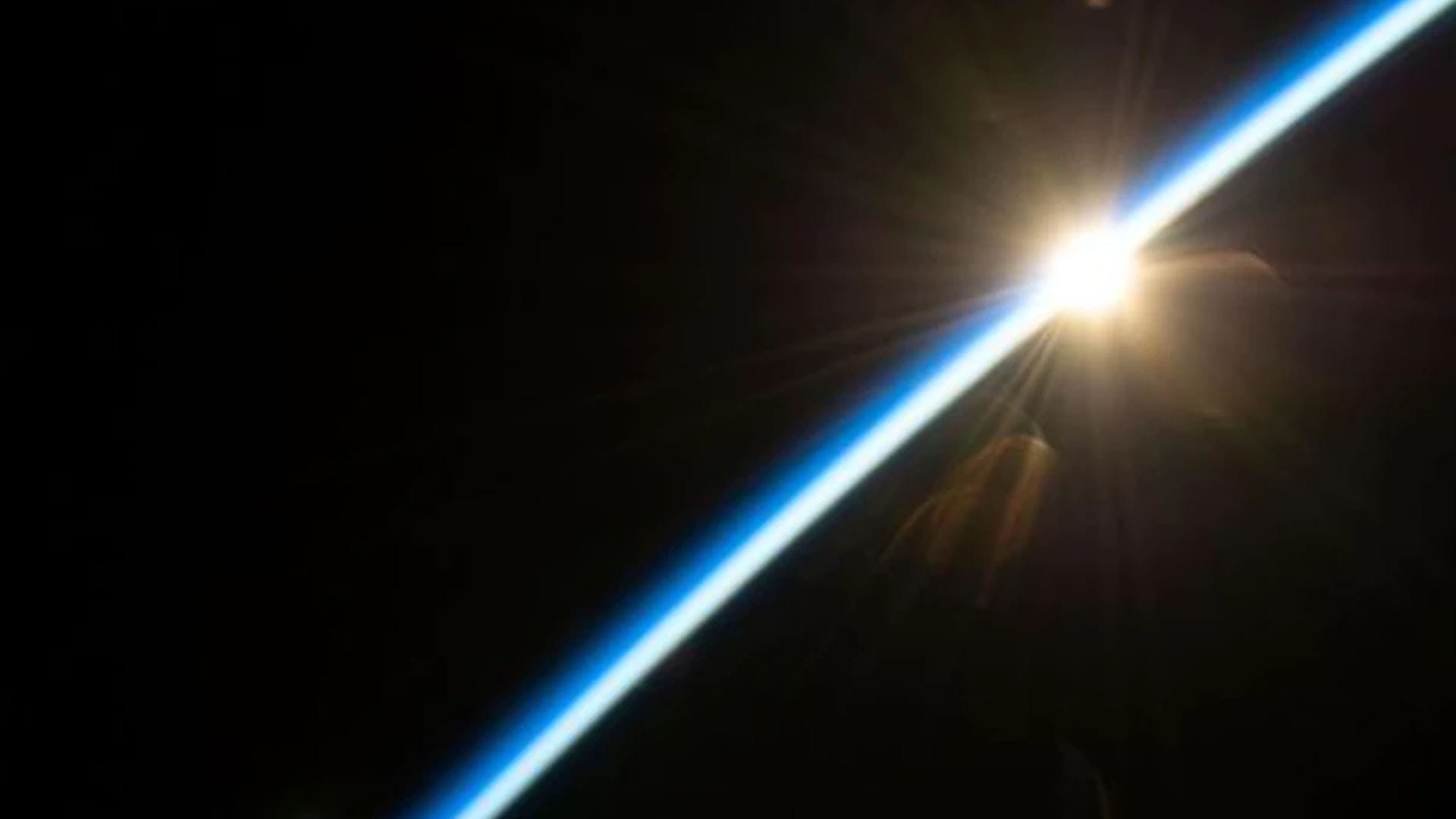 sun rises in space iss shares beautiful photos you will lose heart after seeing this photo