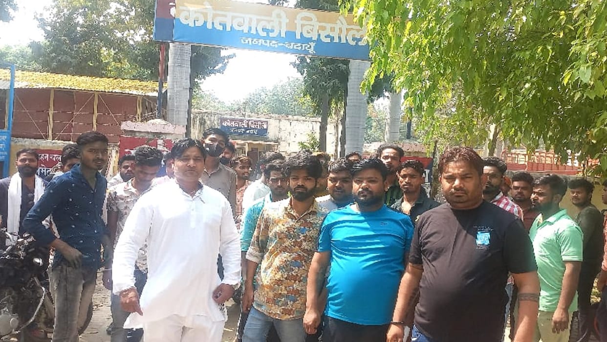 Budaun: In the dispute of two communities in Bisauli the leader of the Hindu organization was put in lockup two policemen line up