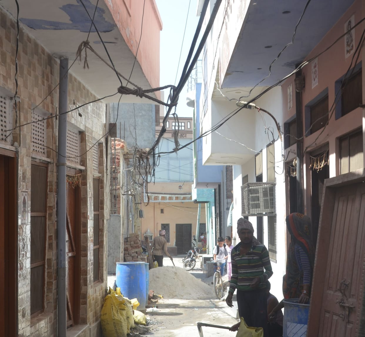 Electricity wires hanging in the streets, polluted waterlogging is also increasing people's troubles