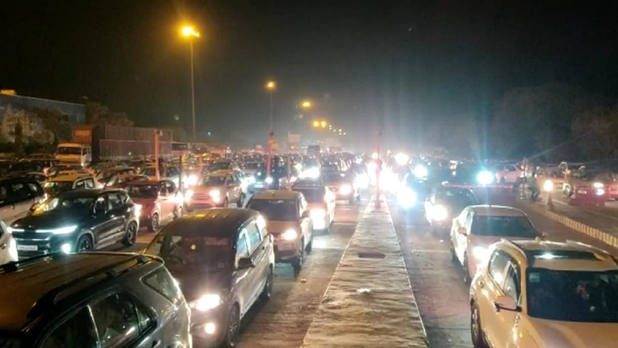 holidays over queue of vehicles on Yamuna Expressway people stuck for six hours