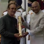 राष्टपति रामनाथ कोविंद, गुलाम नबी आजाद को सम्मानित करते हुए।