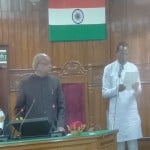 शपथ लेते नवनिर्वाचित विधायक