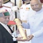 विद्यानंद सरैक ने पारंपरिक वेशभूषा में राष्ट्रपति से लिया पद्मश्री।