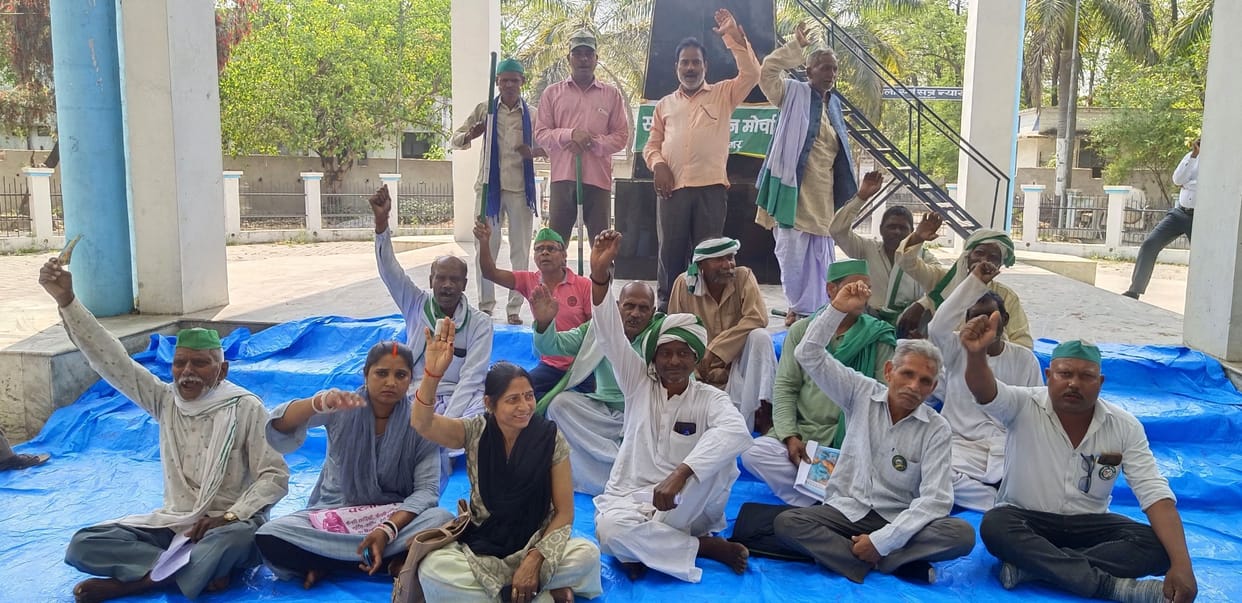 Bhakiyu staged a protest over the problems of the farmers