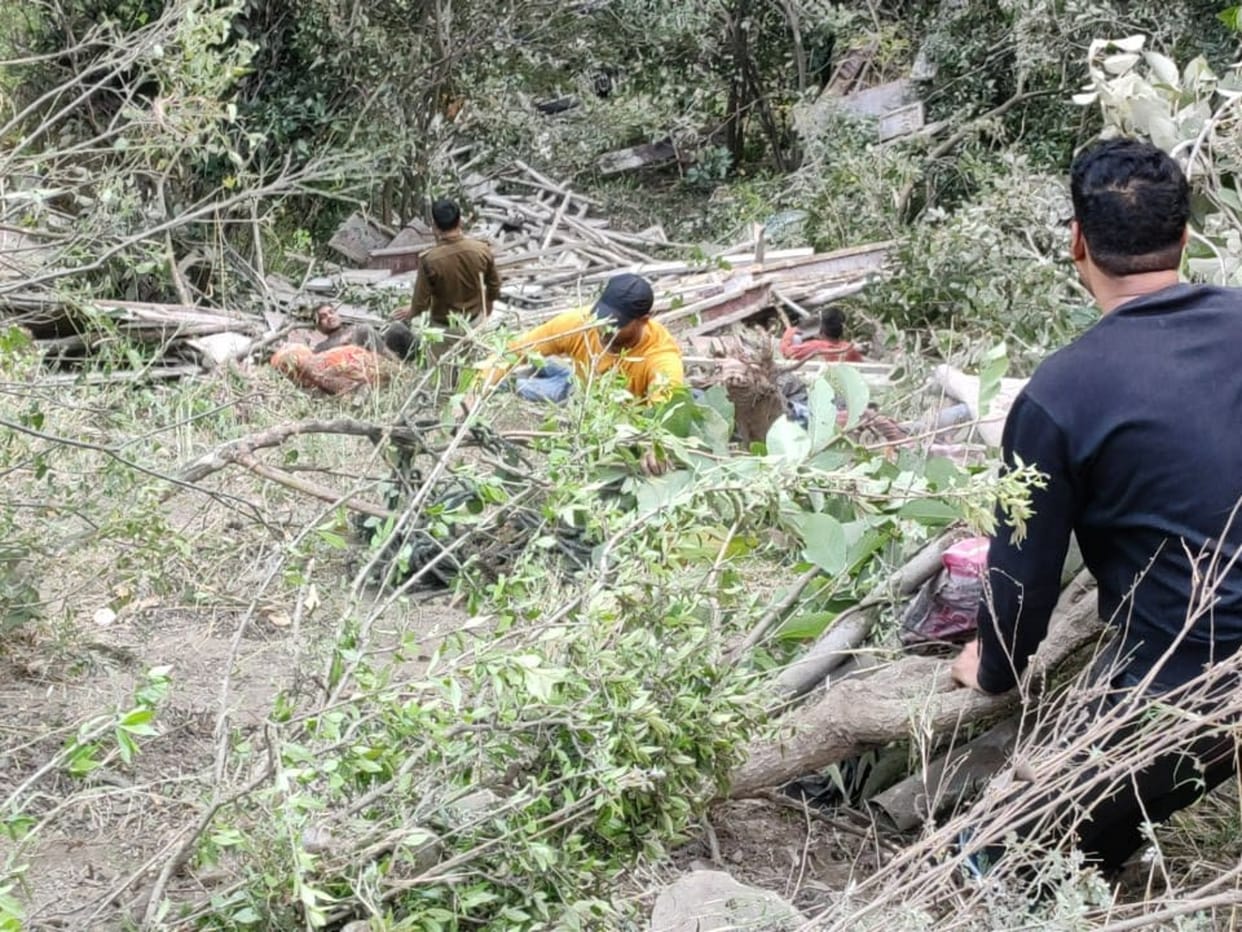 Uttarkashi: accident nearYamunotri Highway, truck fell into gorge, 04 people injured, SDRF team reached the spot