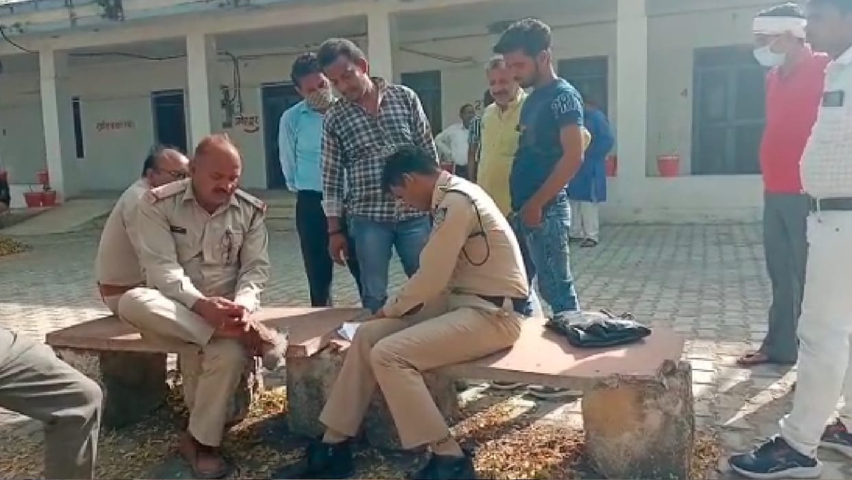 Chhatarpur: Bike collided with a cow roaming on the road, wife died, husband also seriously injured