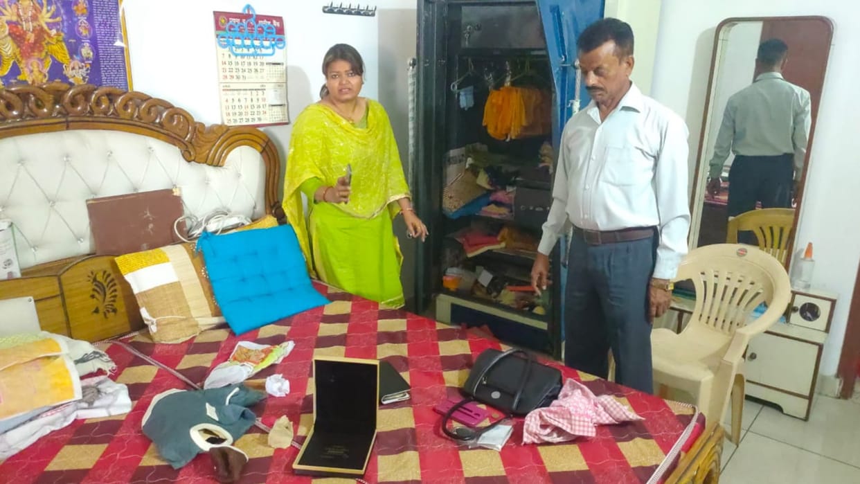 Amroha BJP zila mantri suman saini flat looted by thieves cash and jewelry