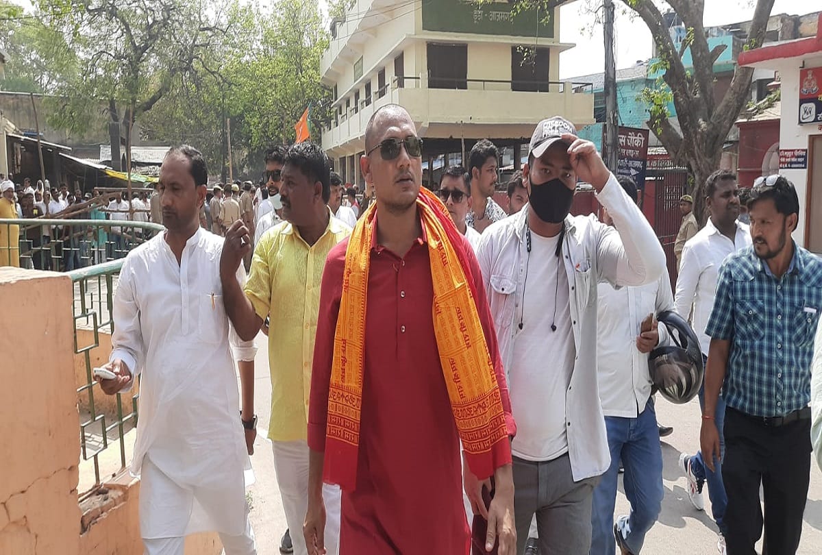 UP Election 2022 BJP candidate Arunkant yadav filed nomination in Azamgarh his father ramakant yadav is samajwadi party  MLA