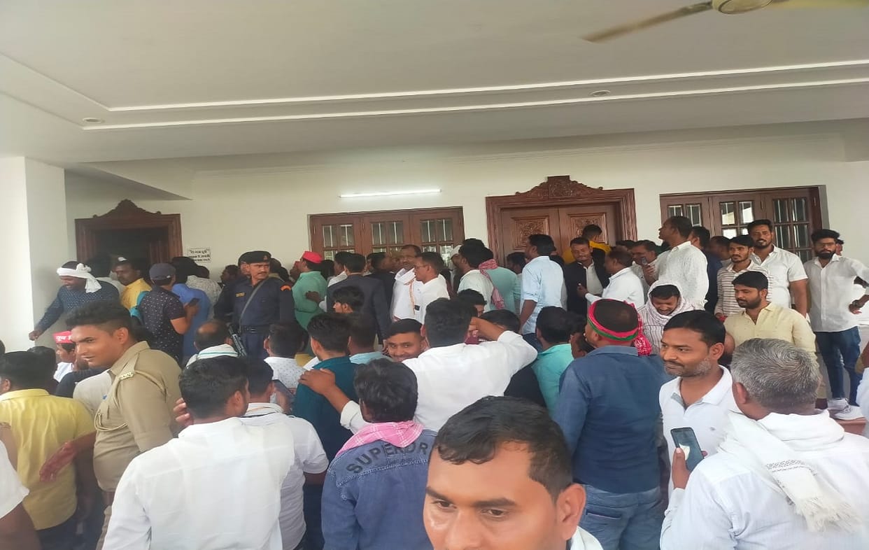 Samajwadi party chief Akhilesh Yadav suddenly reached house of former minister Durga Prasad Yadav in azamgarh met newly elected MLAs