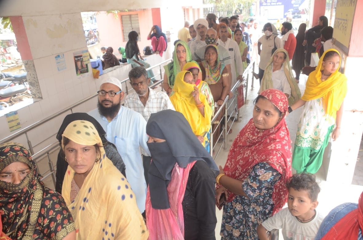 Crowd of patients gathered after the hospital opened after four days