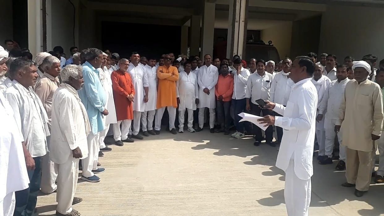 Villagers came on the road to stop the transfer of DSP