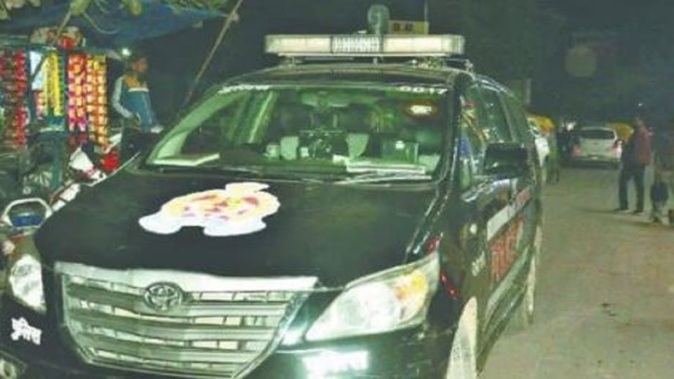 UP Policeman's service revolver robbed in Firozabad News 