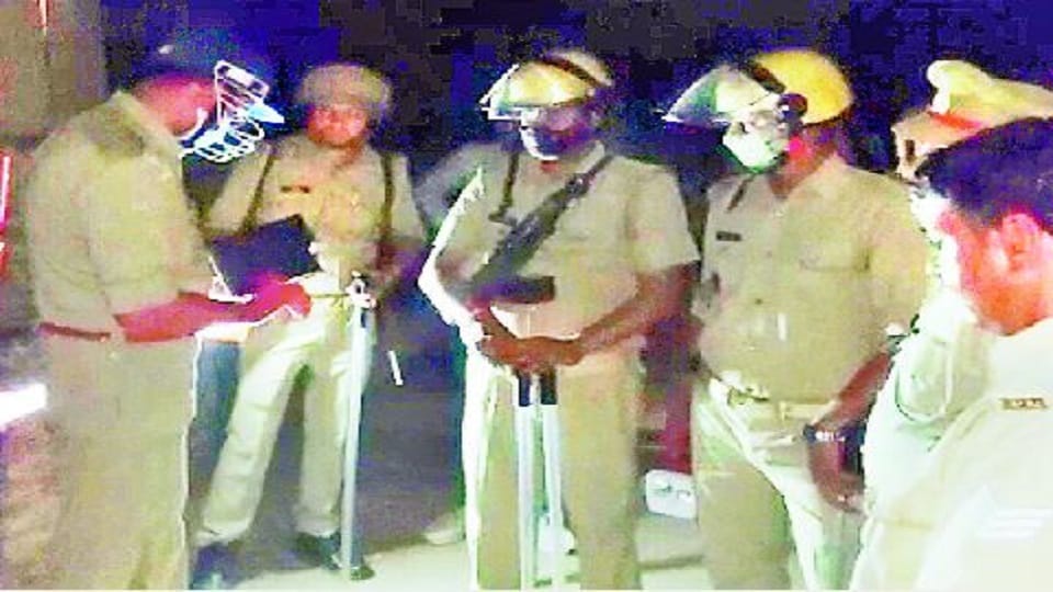 UP Police PRV Constable beat up and pistol robbery case in firozabad update news