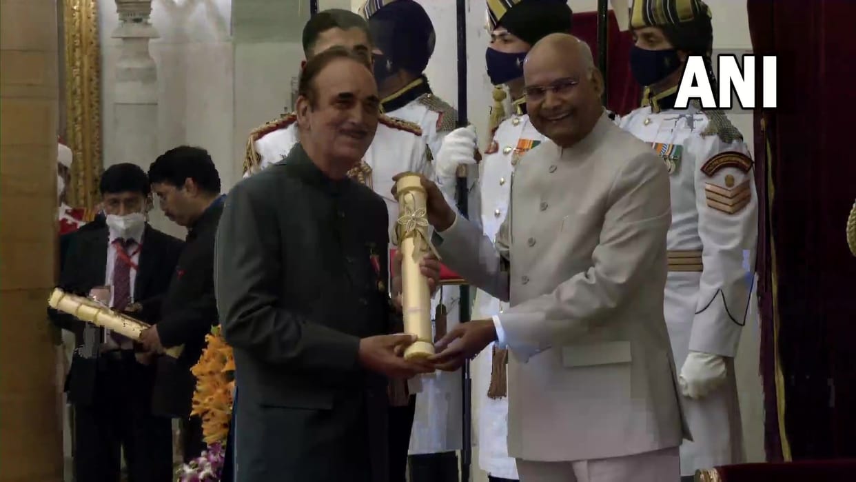 Ghulam Nabi Azad and Prof Vishwamurti Shastri honored Padma Bhushan by President Ram Nath Kovind